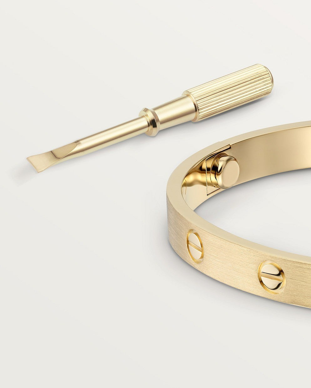 Minimalistický zlatý náramek – diskrétní a nadčasová elegance