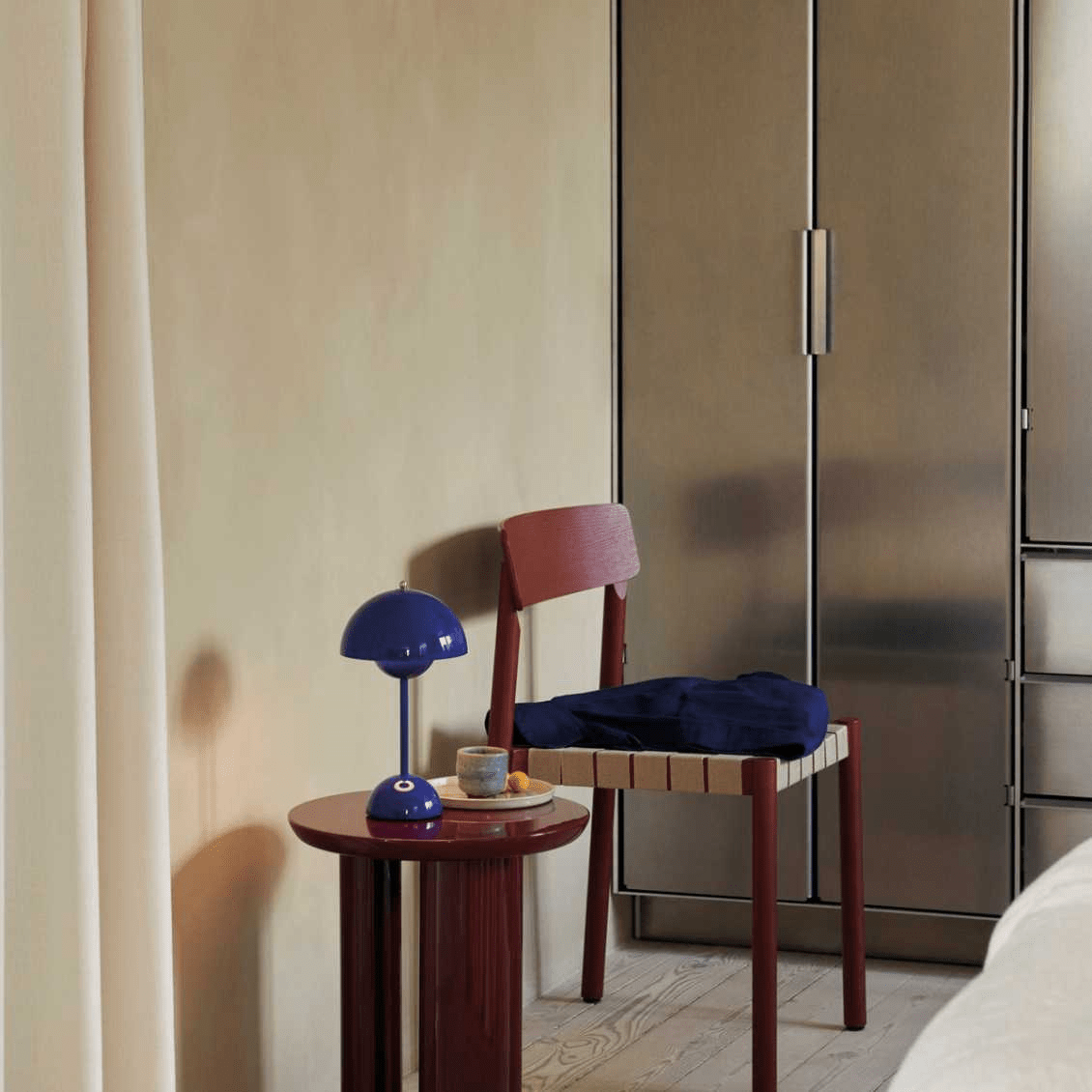 デスク用LEDランプ - モダンなシンプルさと機能性