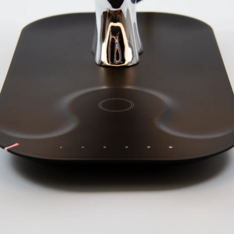 Multifunkčná lampa — LED svetlo, bezdrôtová nabíjačka a Bluetooth audio