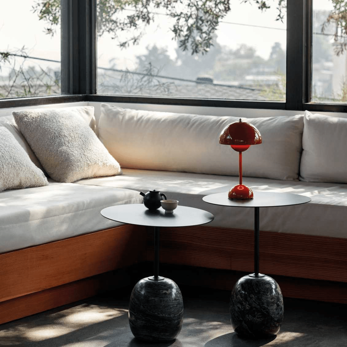 デスク用LEDランプ - モダンなシンプルさと機能性