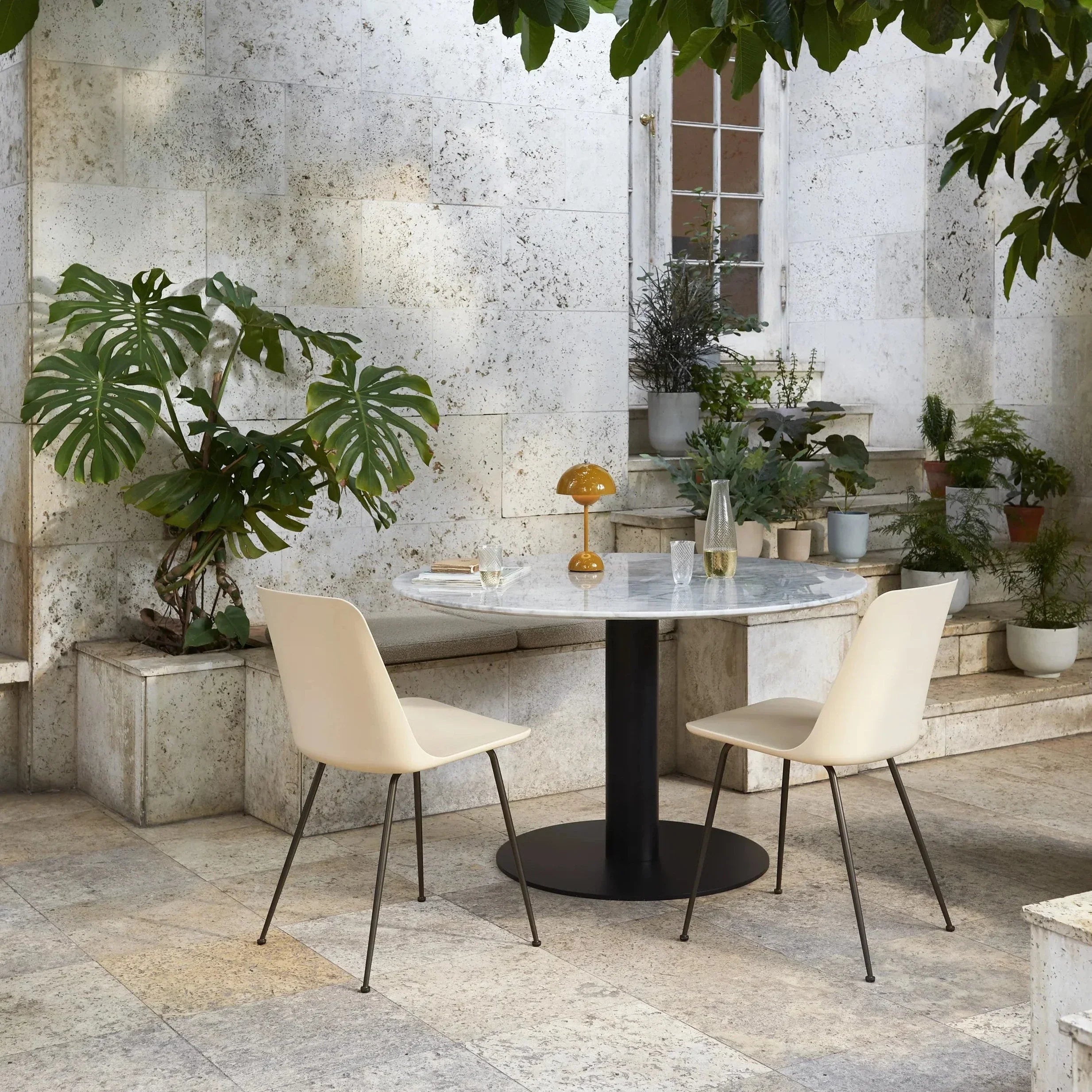 デスク用LEDランプ - モダンなシンプルさと機能性