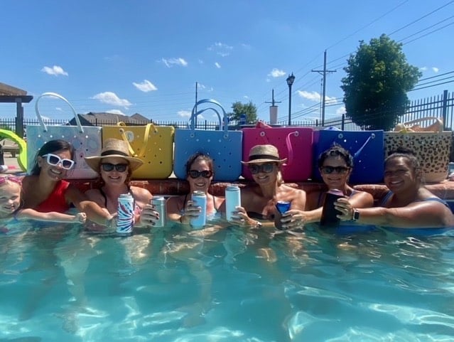 Sztywna torba plażowa - kolorowy design i duża pojemność