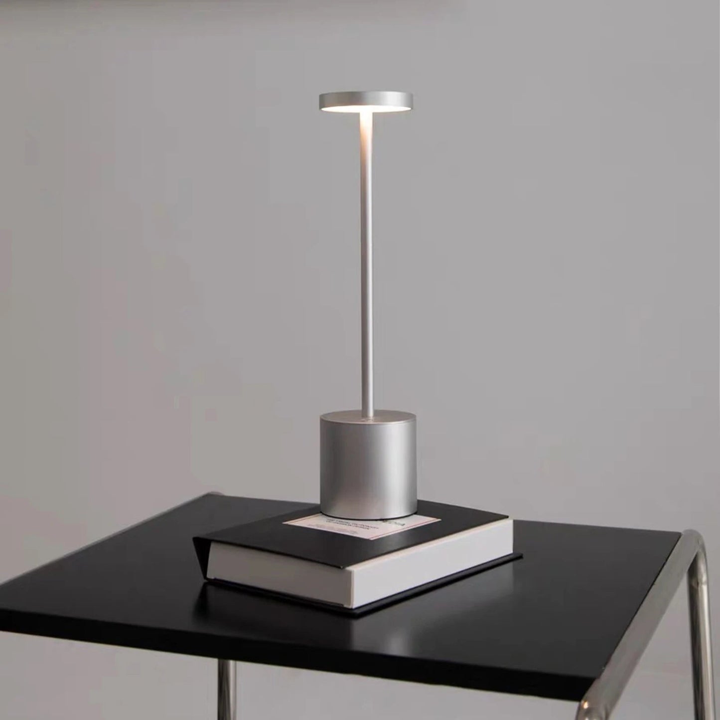 Lampa stołowa LED dotykowa z funkcją ładowania – nowoczesne i praktyczne oświetlenie