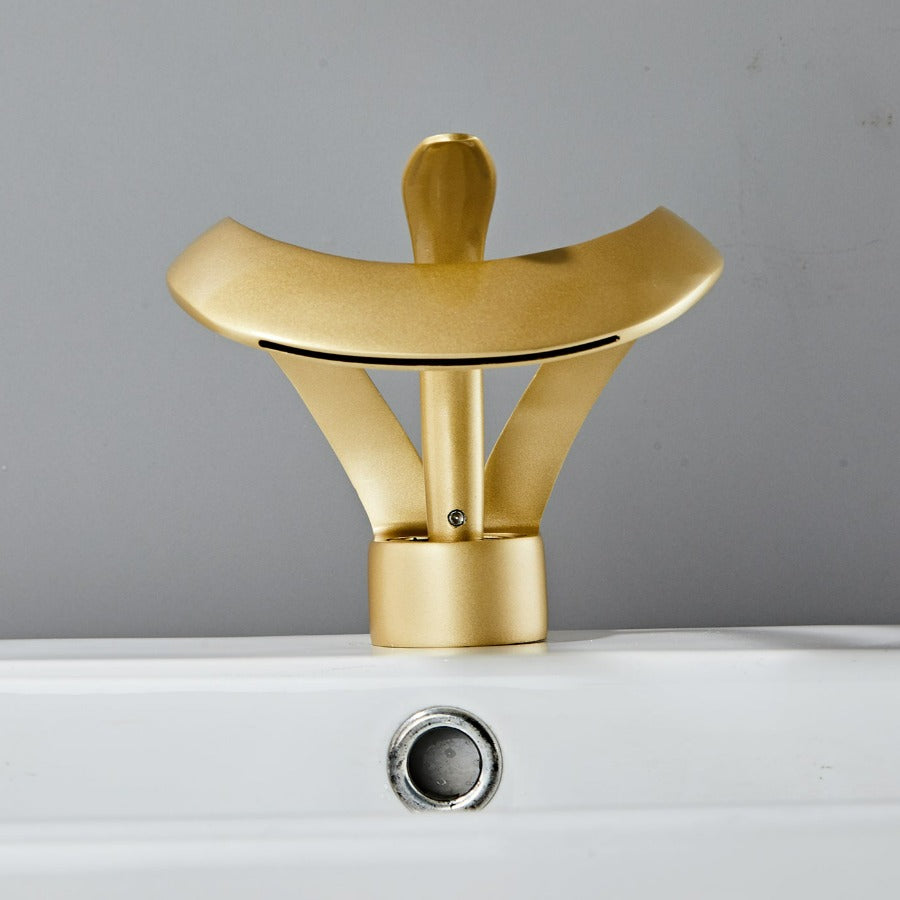 Moderný Kúpeľňový Vodovodný Kohútik – Zakrivený a Elegantný 
