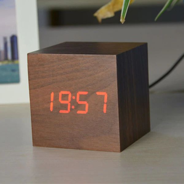 Kube Digital Klokke – Minimalistisk Design Og LED-skjerm 