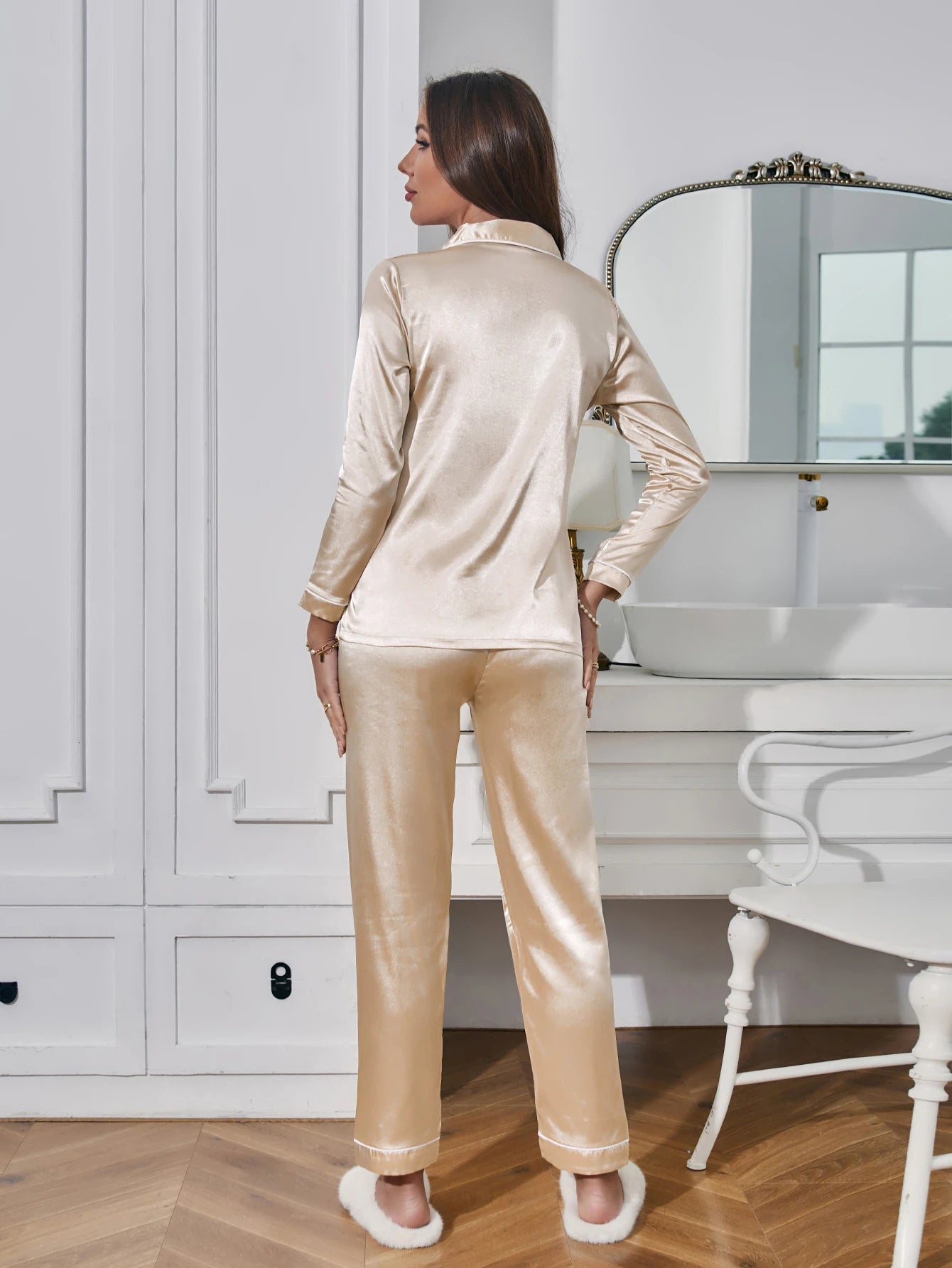 Sandra | Pijama Brilhante – Elegância Noturna e Toque Delicado 