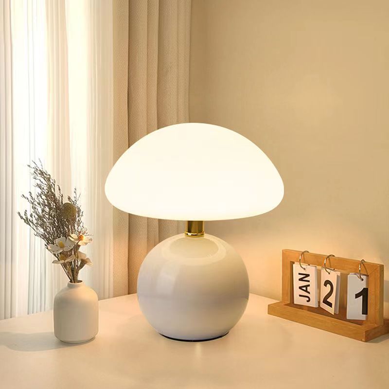 Stolová lampa v tvare huby – elegancia a originalita 
