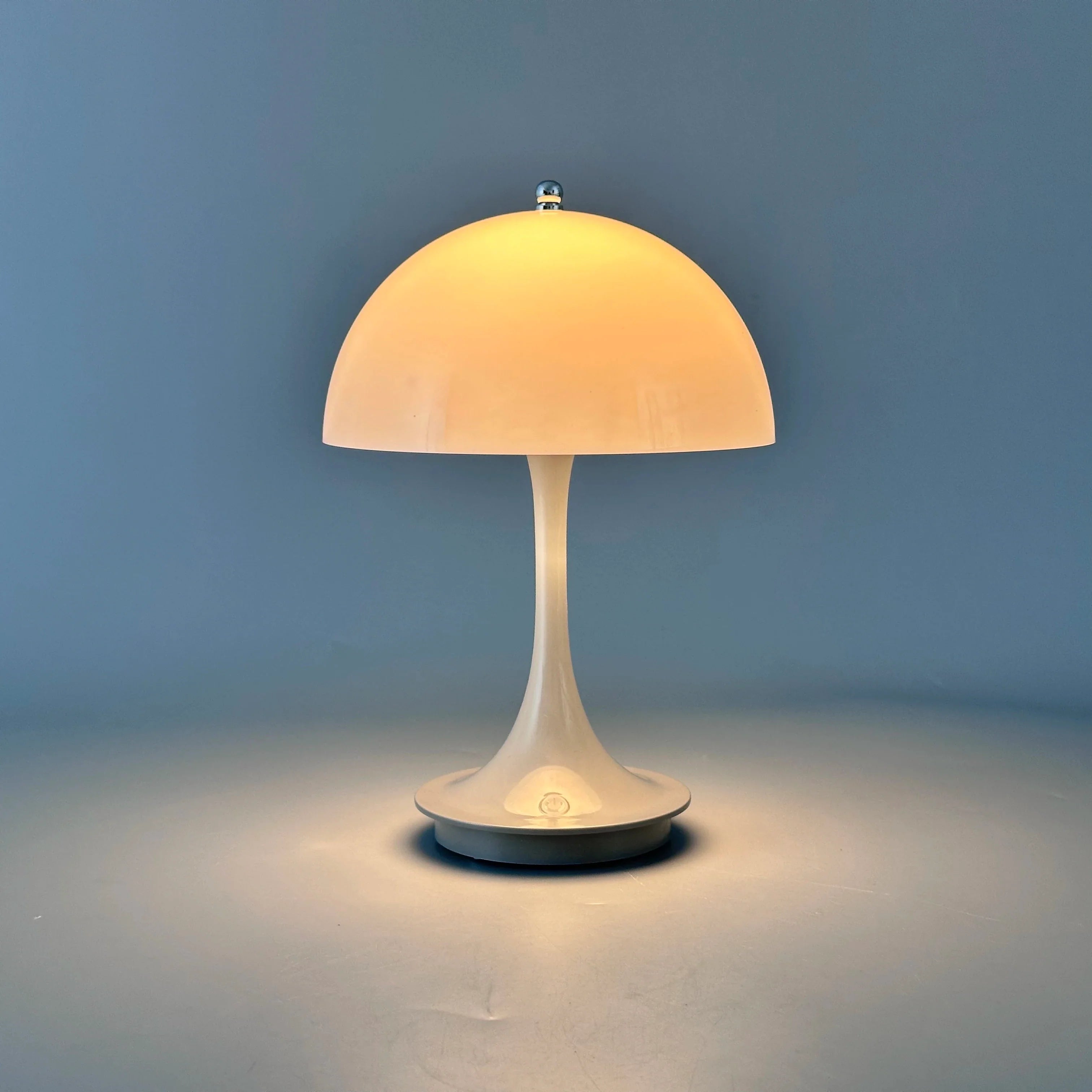 LED stolná lampa – nabíjateľná a osvetlenie s tromi úrovňami 