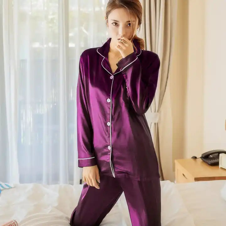 Sandra | Pijama Brilhante – Elegância Noturna e Toque Delicado 