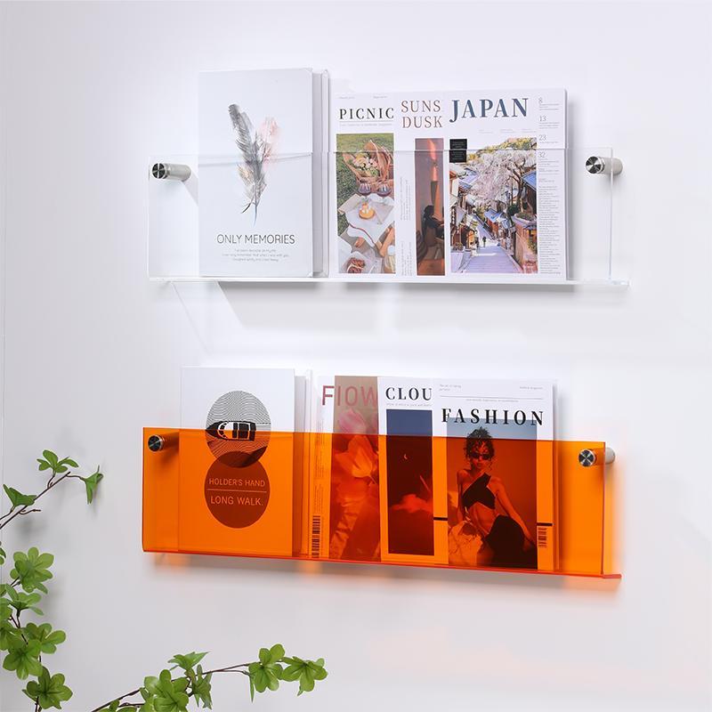Väggmonterad tidningsställ i transparent utförande – Chic och modern design 