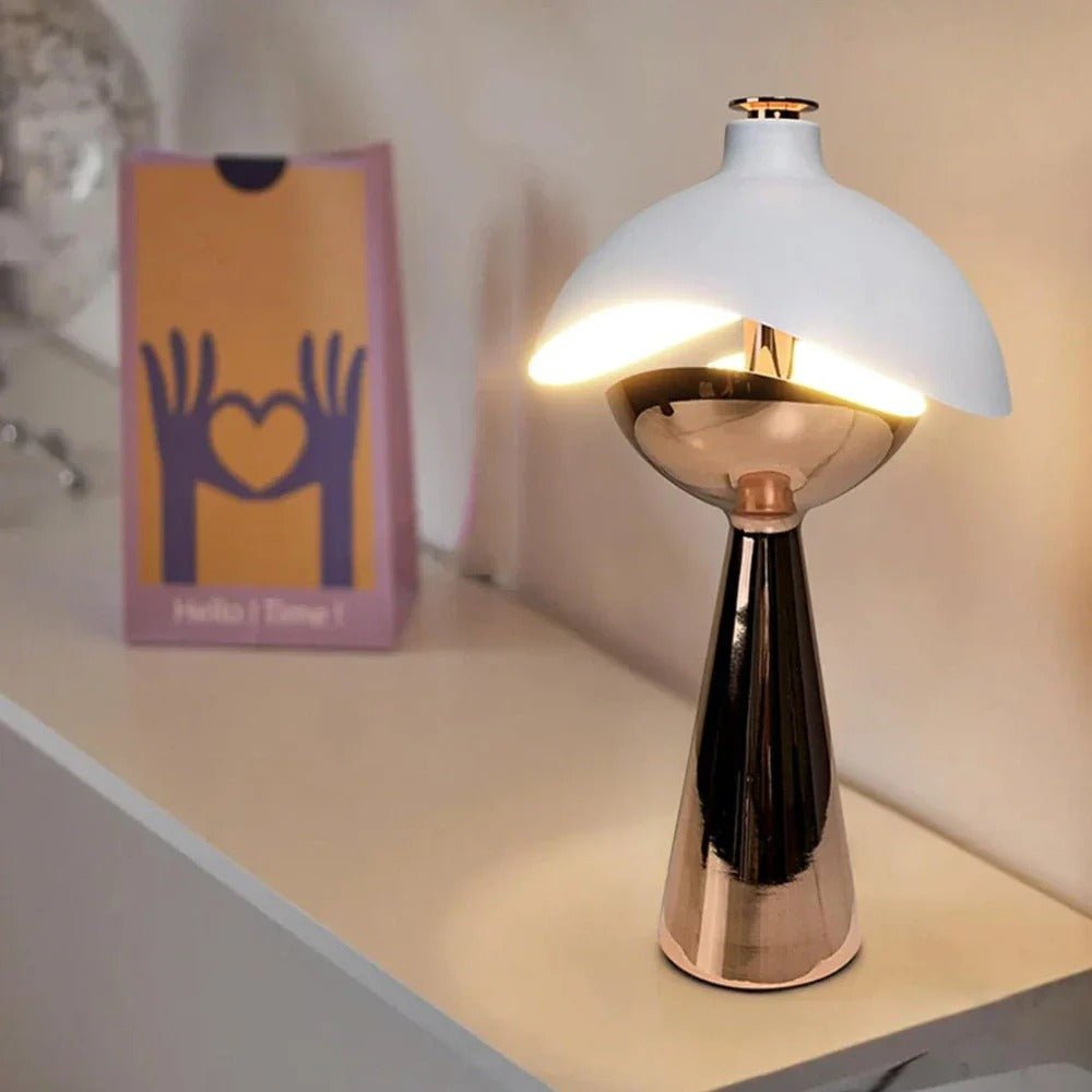 Stolová lampa so sochárskym dizajnom – elegancia a originalita 