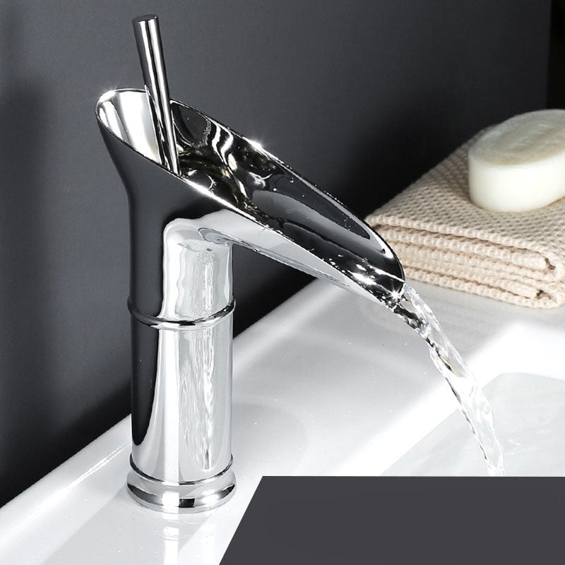 Robinet Cascade Baie – Stil Antic și Elegant 