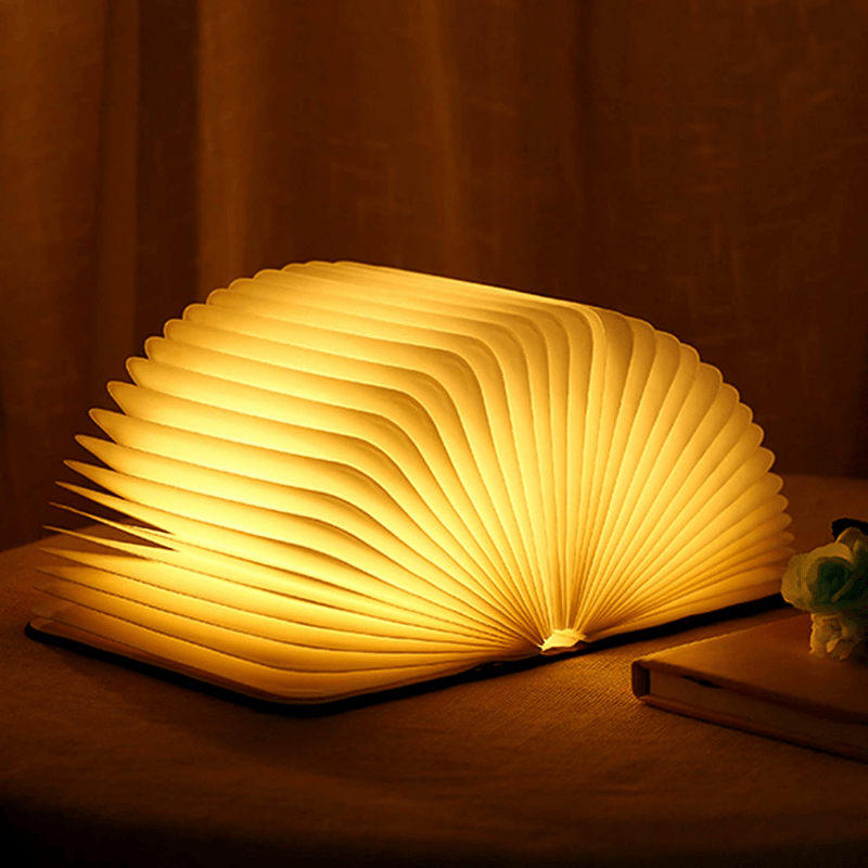 Stolná lampa v tvare knihy – originalita a elegancia 