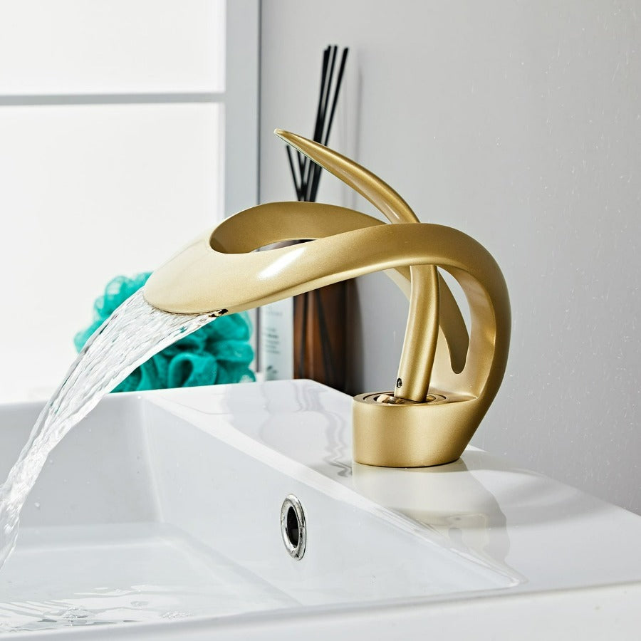 Moderný Kúpeľňový Vodovodný Kohútik – Zakrivený a Elegantný 