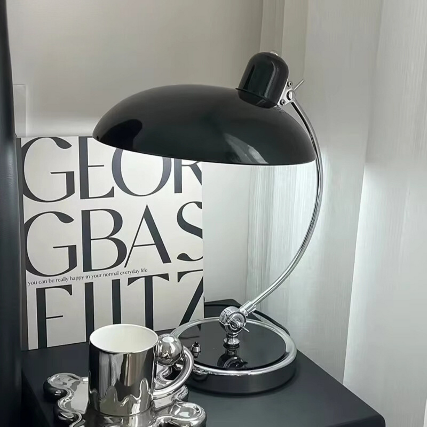Lampă de birou modernă – stil elegant și structură solidă 