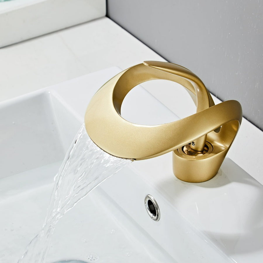 Moderný Kúpeľňový Vodovodný Kohútik – Zakrivený a Elegantný 