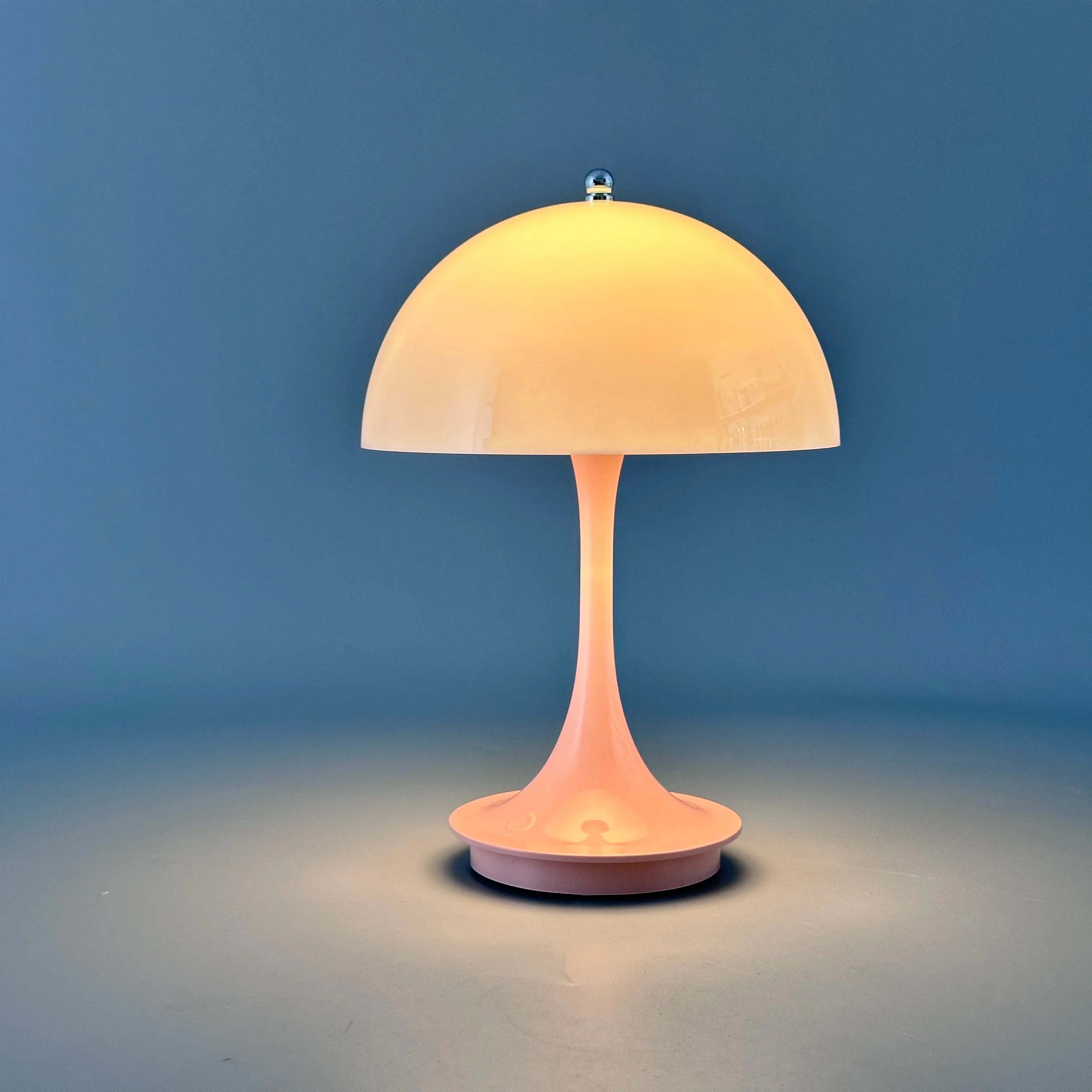LED stolná lampa – nabíjateľná a osvetlenie s tromi úrovňami 
