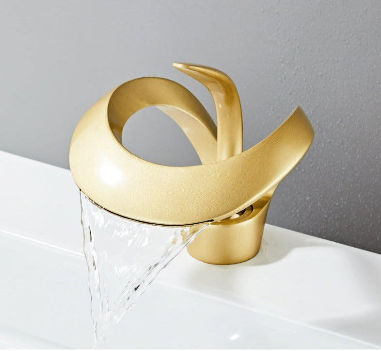 Moderný Kúpeľňový Vodovodný Kohútik – Zakrivený a Elegantný 