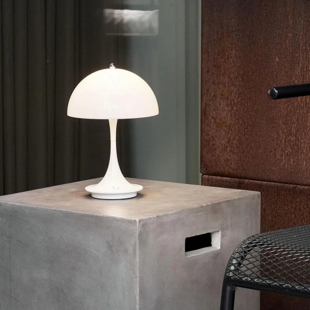 LED stolná lampa – nabíjateľná a osvetlenie s tromi úrovňami 