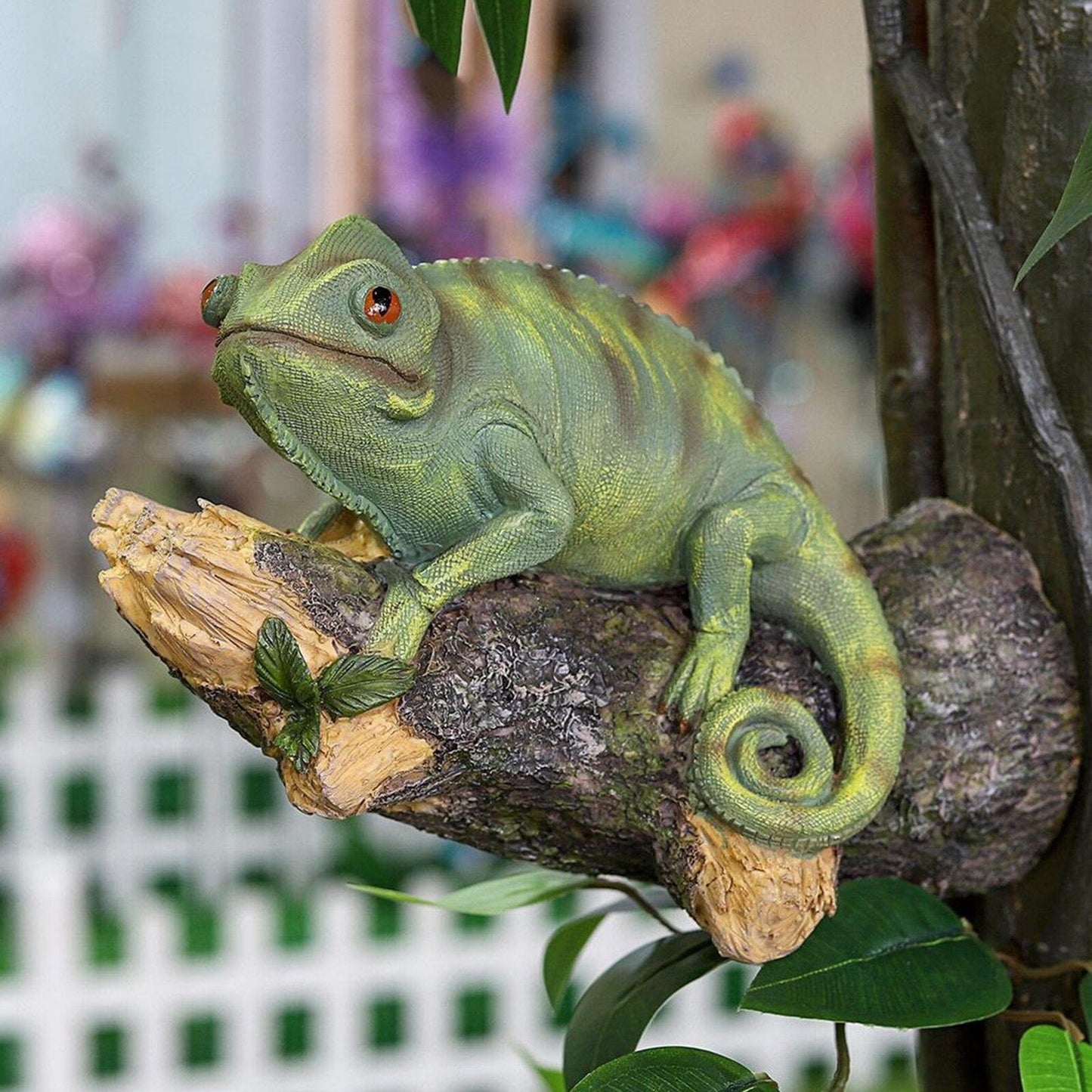 Figurine de caméléon en résine sur l'arbre