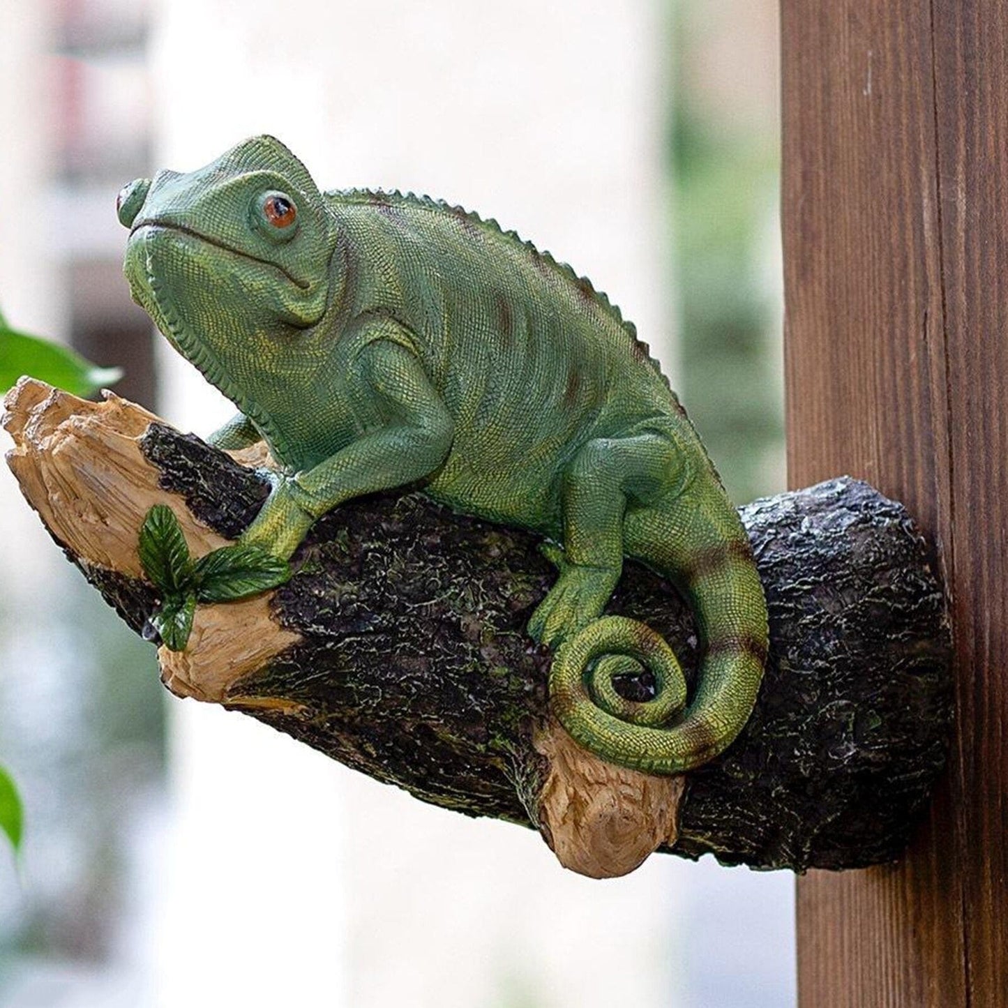 Figurine de caméléon en résine sur l'arbre